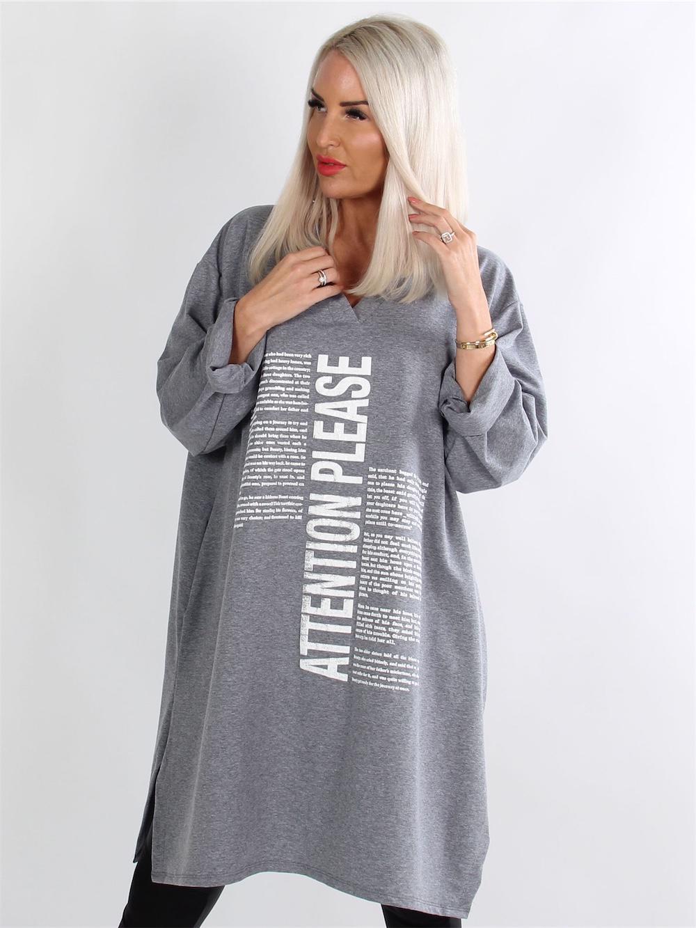 Elly - Armygrøn joggingkjole med hvid tekst foran